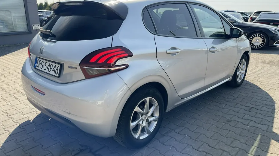 PEUGEOT 208 -