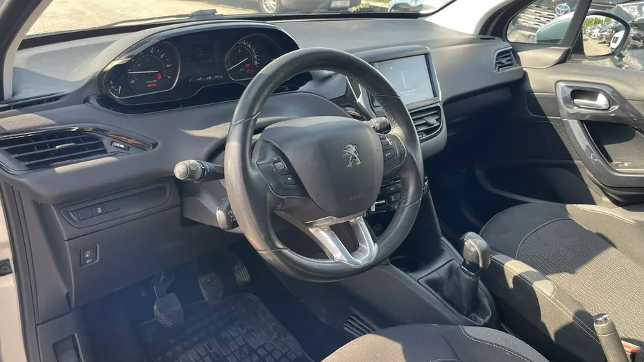 PEUGEOT 208 -