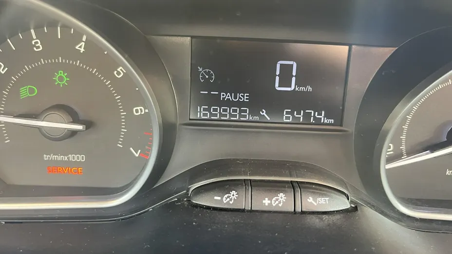 PEUGEOT 208 -