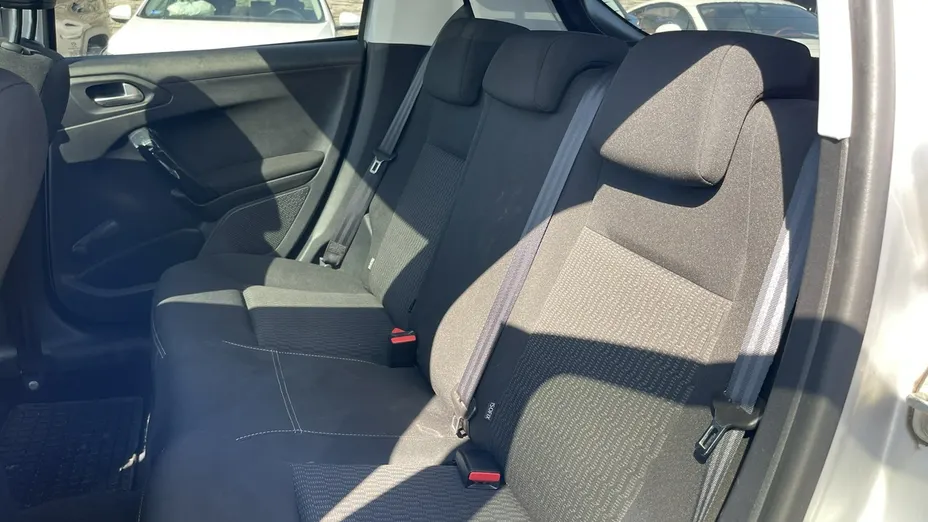 PEUGEOT 208 -