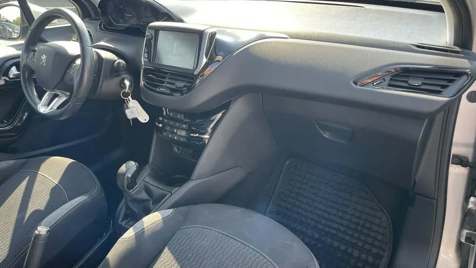 PEUGEOT 208 -
