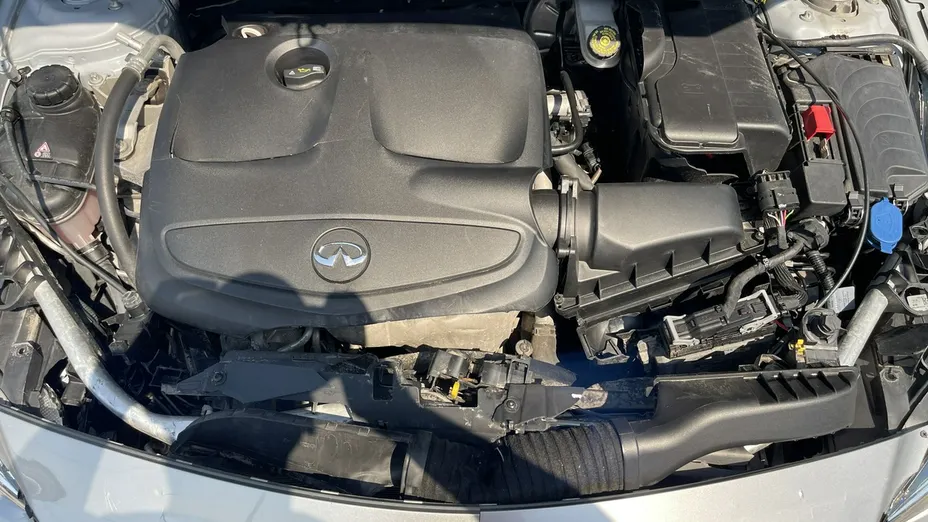 INFINITI Q30 -