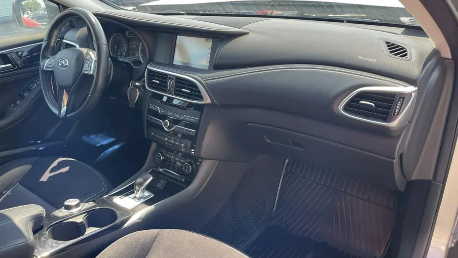 INFINITI Q30 -