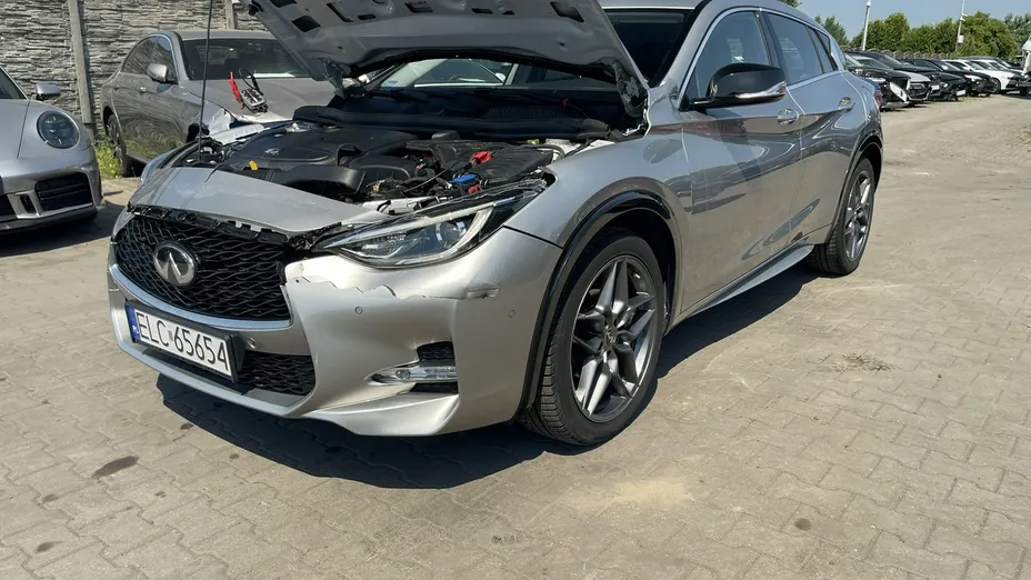 INFINITI Q30 -