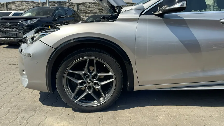 INFINITI Q30 -