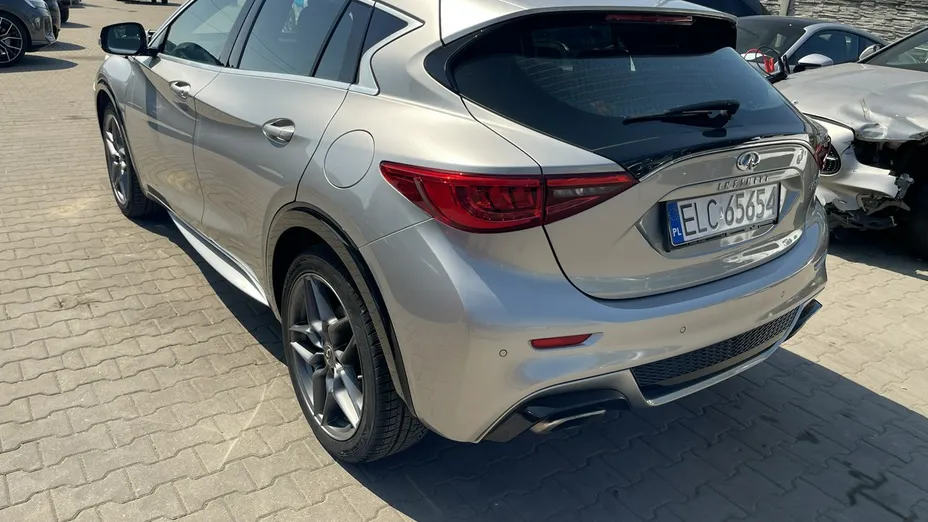 INFINITI Q30 -