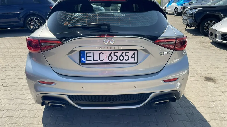 INFINITI Q30 -