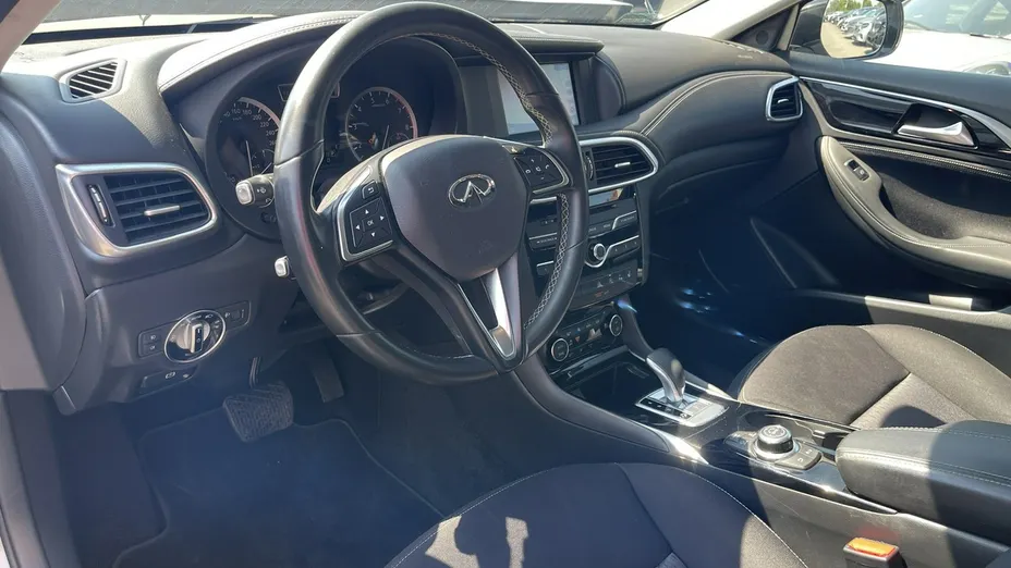 INFINITI Q30 -