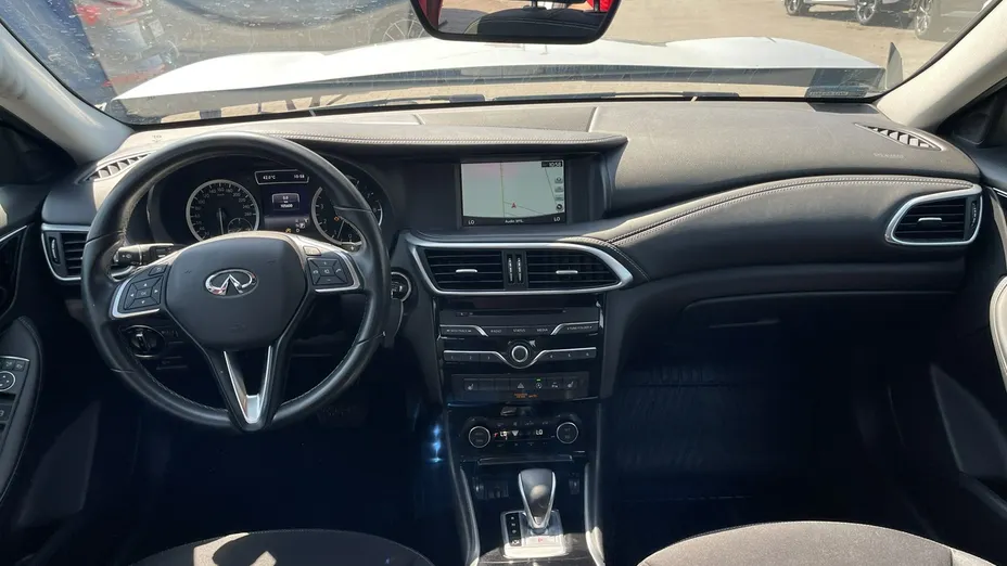 INFINITI Q30 -