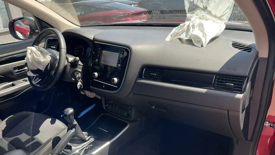 MITSUBISHI Outlander -