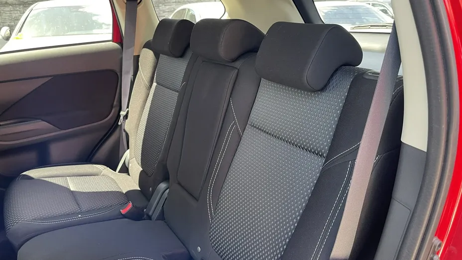 MITSUBISHI Outlander -