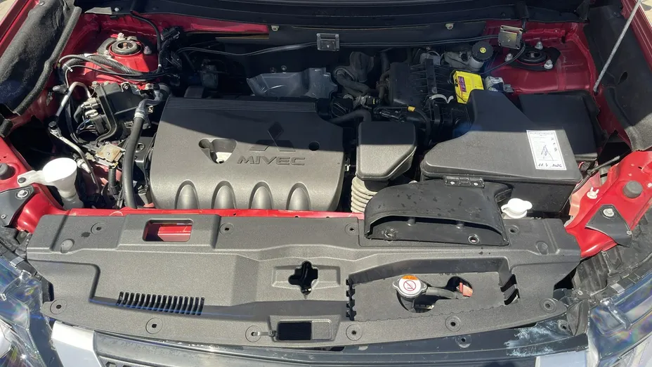 MITSUBISHI Outlander -