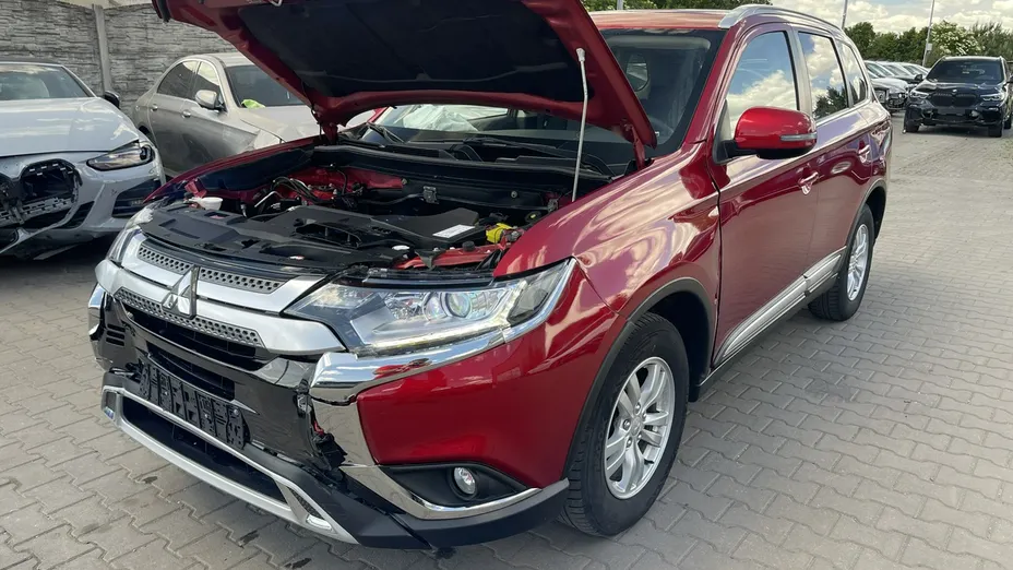 MITSUBISHI Outlander -