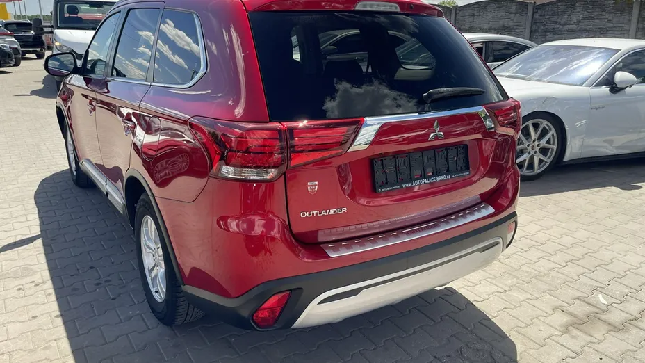 MITSUBISHI Outlander -