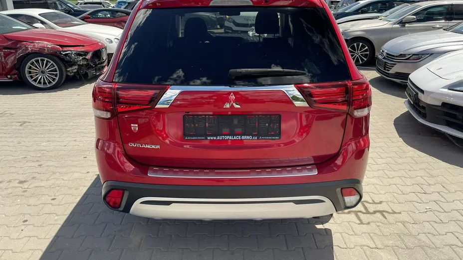MITSUBISHI Outlander -