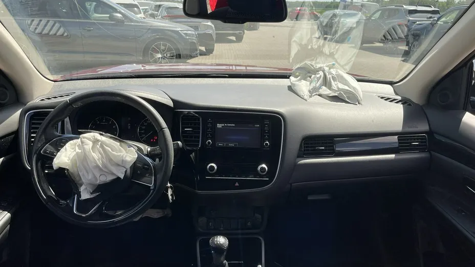 MITSUBISHI Outlander -