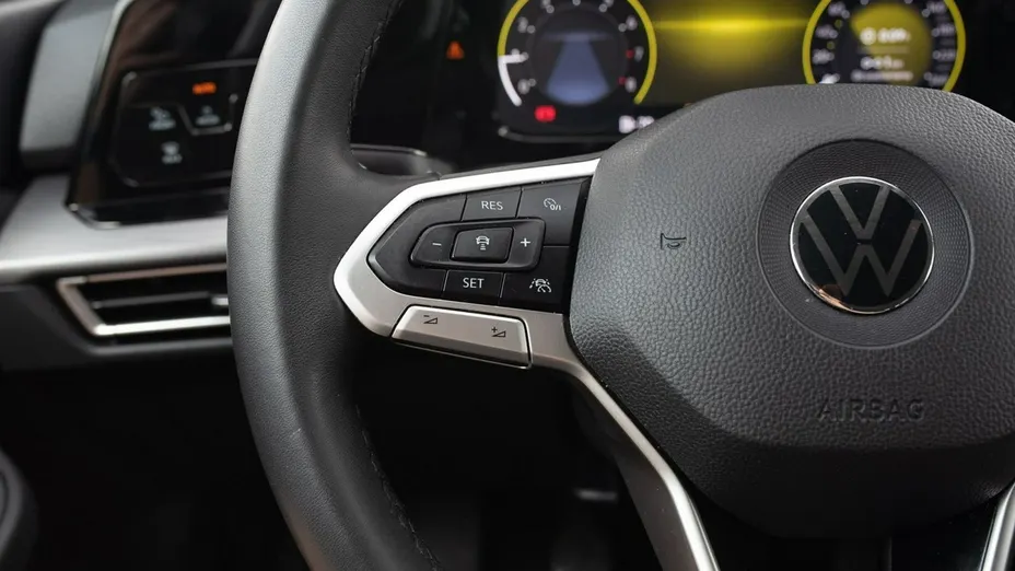 VOLKSWAGEN Golf -