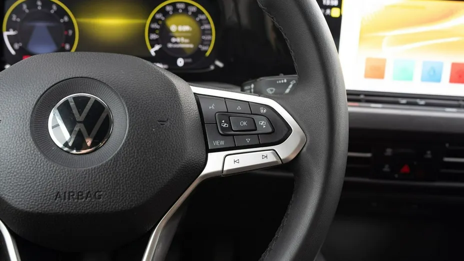 VOLKSWAGEN Golf -