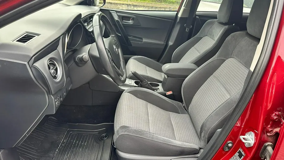 TOYOTA Auris -