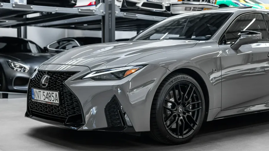 LEXUS IS -
