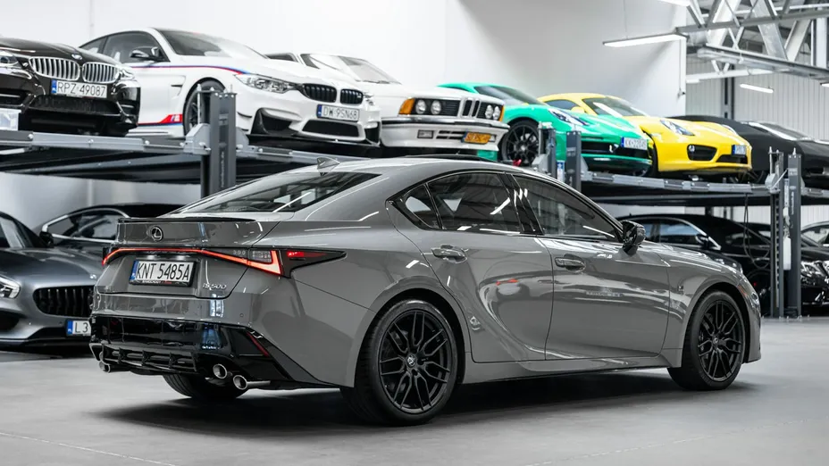 LEXUS IS -