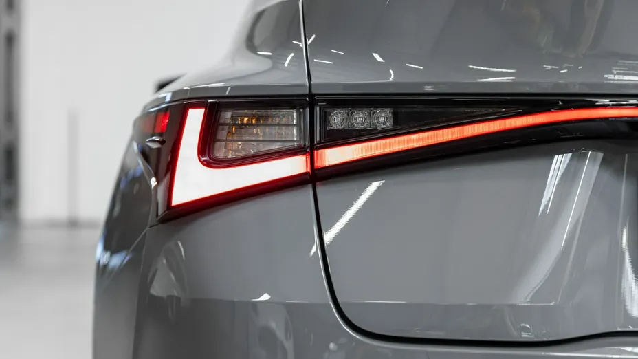 LEXUS IS -