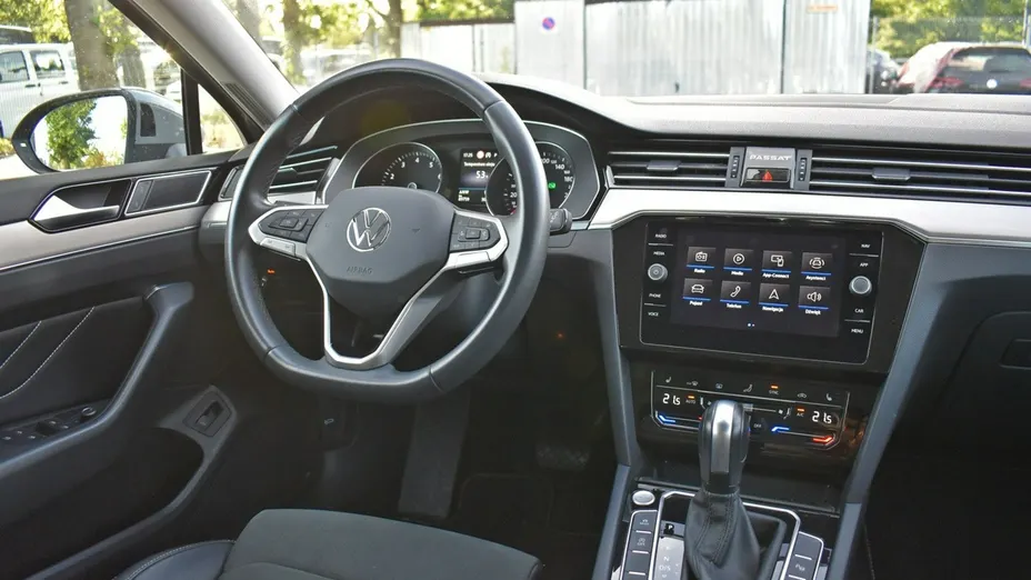 VOLKSWAGEN Passat -