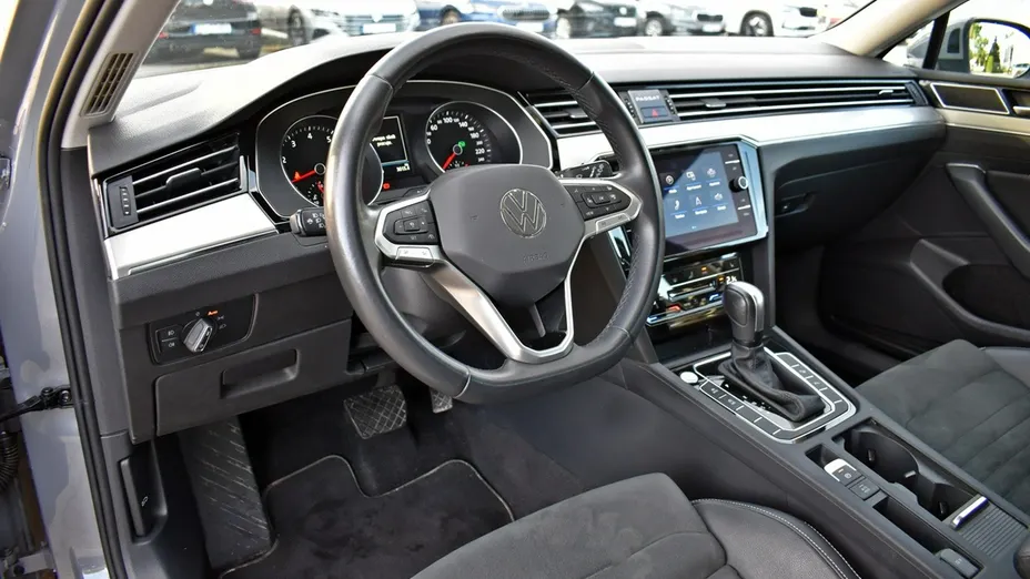 VOLKSWAGEN Passat -