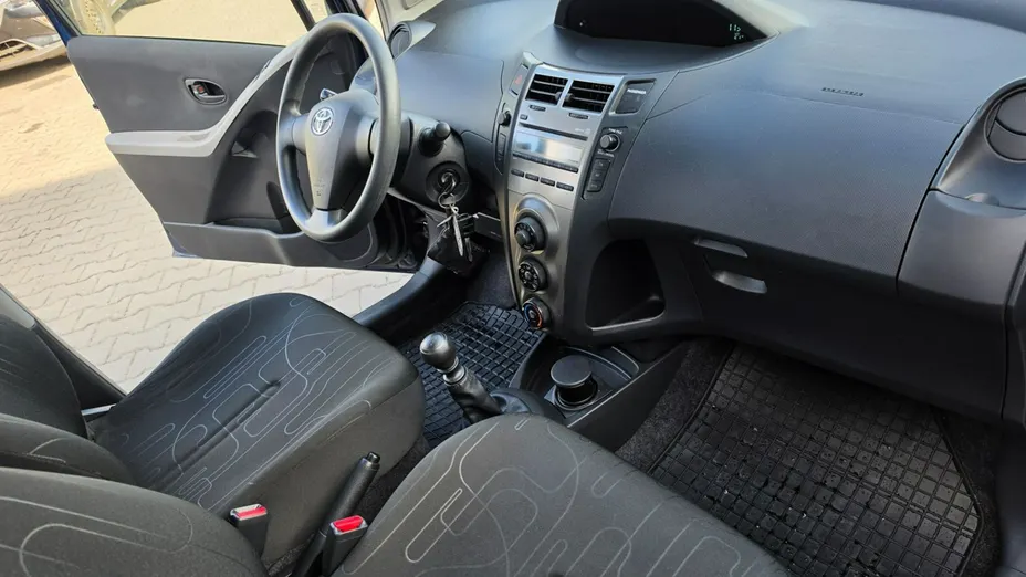 TOYOTA Yaris -