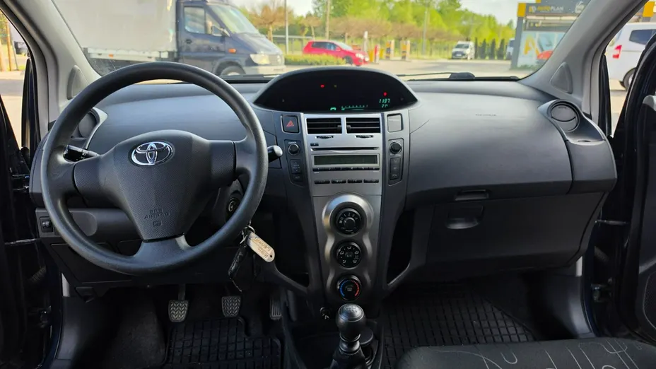 TOYOTA Yaris -