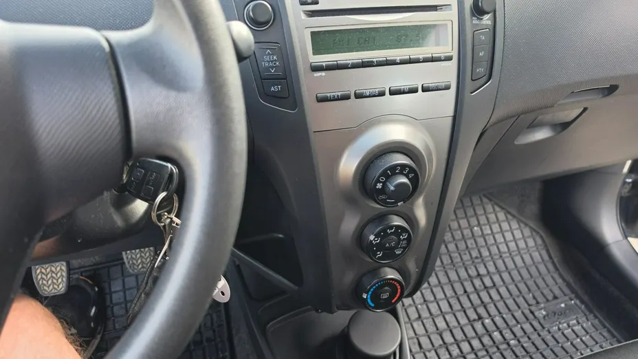 TOYOTA Yaris -