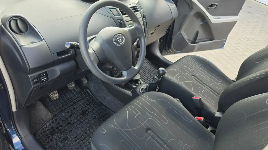 TOYOTA Yaris -