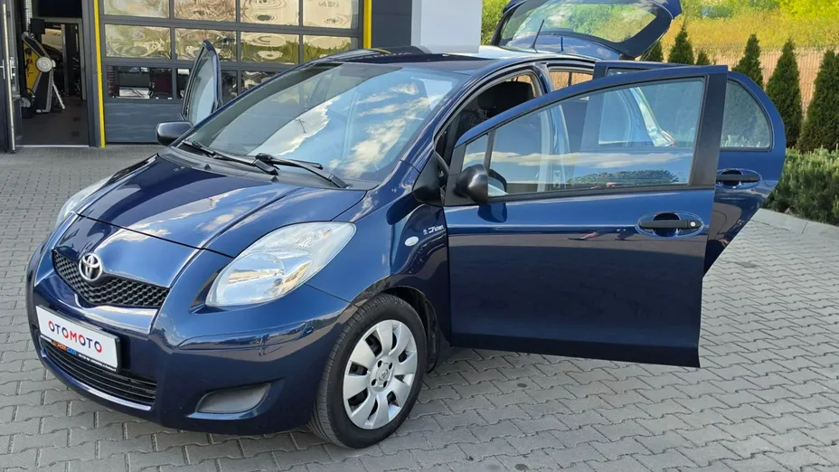 TOYOTA Yaris -