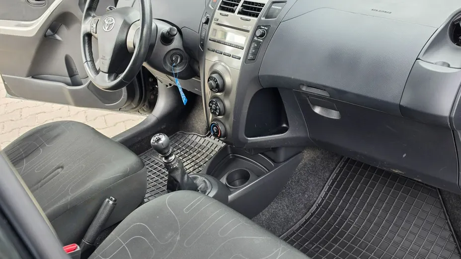 TOYOTA Yaris -