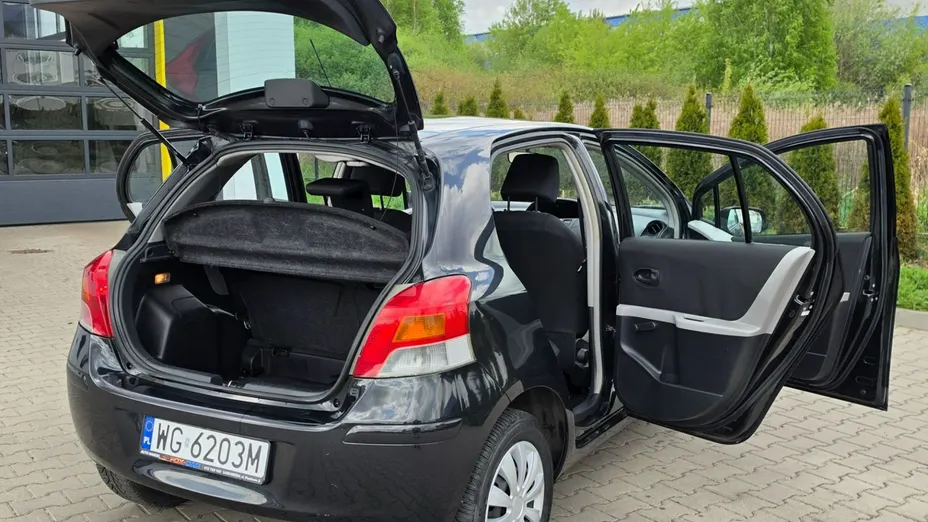 TOYOTA Yaris -