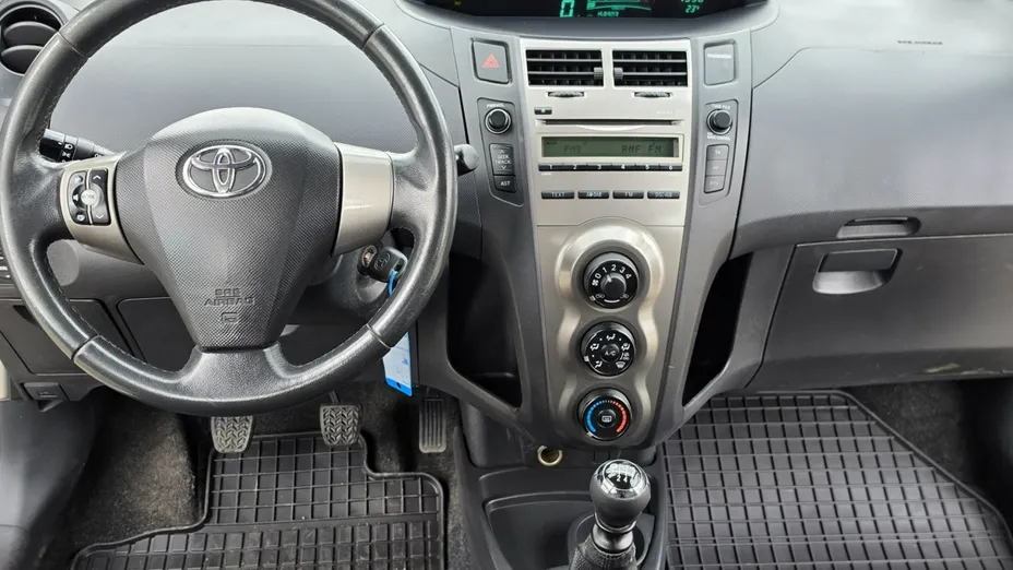 TOYOTA Yaris -