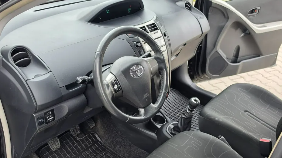 TOYOTA Yaris -