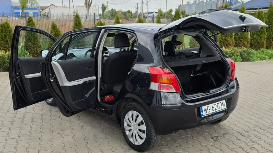 TOYOTA Yaris -
