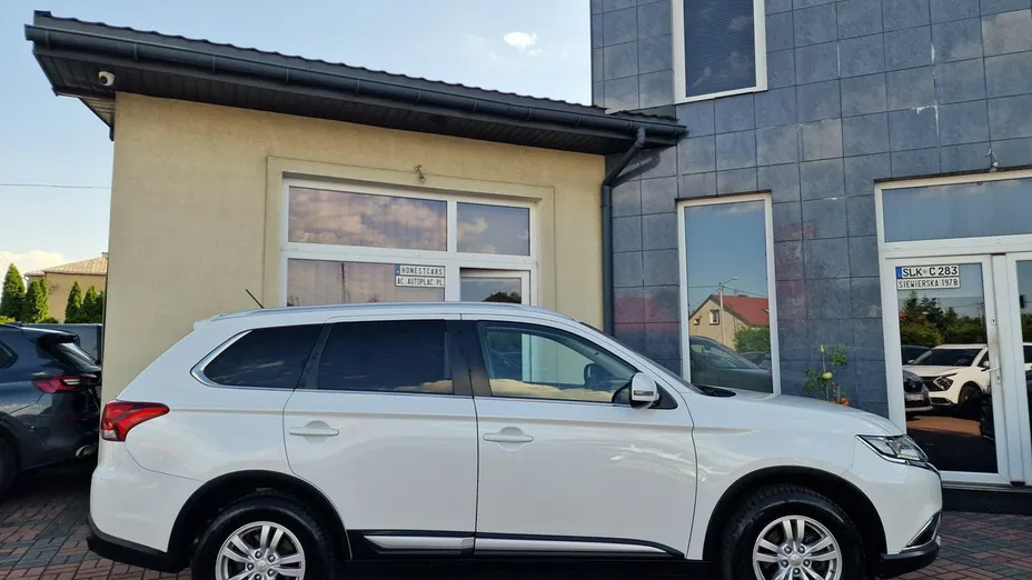 MITSUBISHI Outlander -