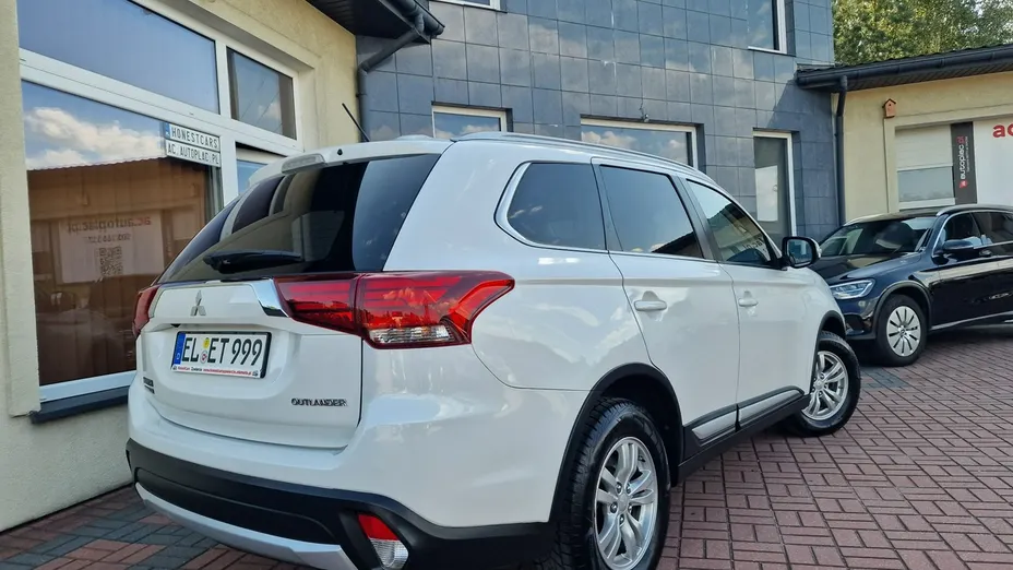 MITSUBISHI Outlander -