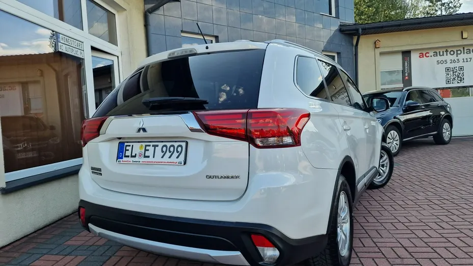 MITSUBISHI Outlander -