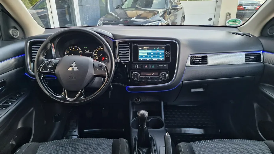MITSUBISHI Outlander -