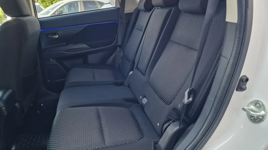 MITSUBISHI Outlander -