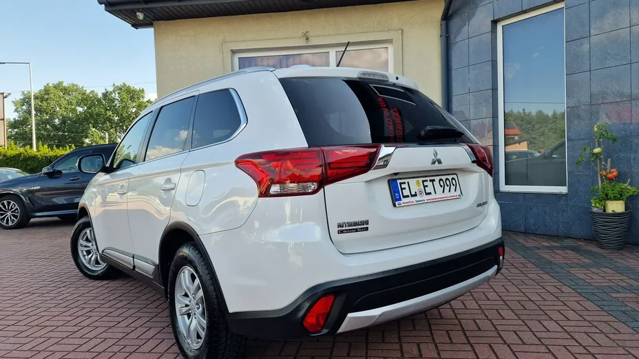 MITSUBISHI Outlander -