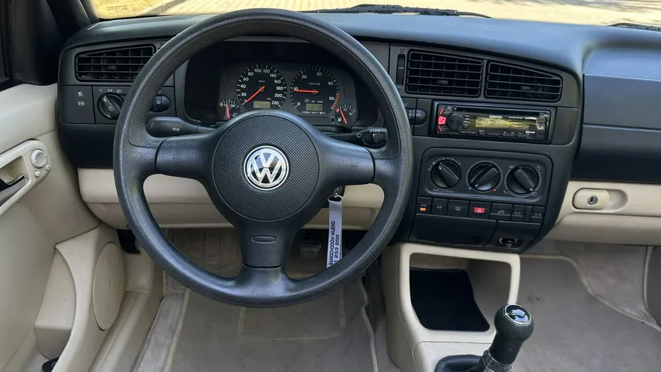 VOLKSWAGEN Golf -