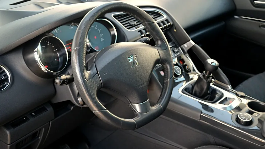 PEUGEOT 3008 -