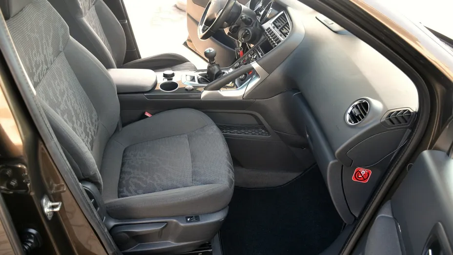 PEUGEOT 3008 -