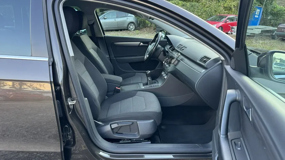 VOLKSWAGEN Passat -