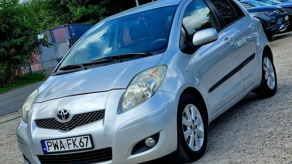 TOYOTA Yaris -