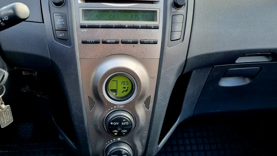 TOYOTA Yaris -